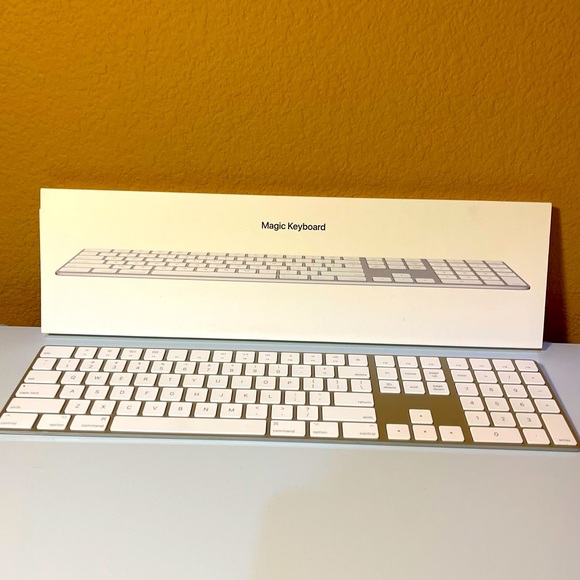 APPLE Magic Keyboard with Numeric Keypad US English White Wireless Chargable - Picture 2 of 8